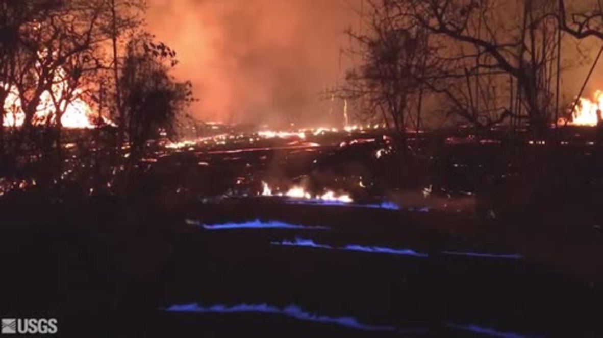 EE.UU.: Llamas azules emanan del suelo en Hawái mientras continúa la erupción del volcán Kilauea