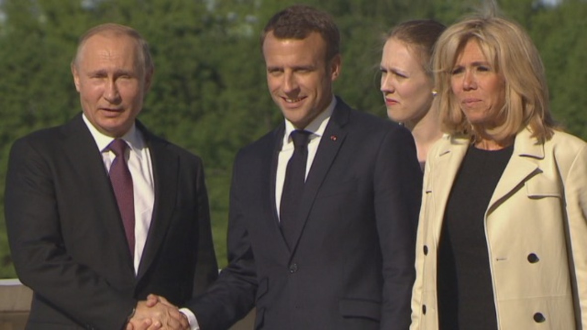 Russia: Putin welcomes French presidential couple in St. Petersburg