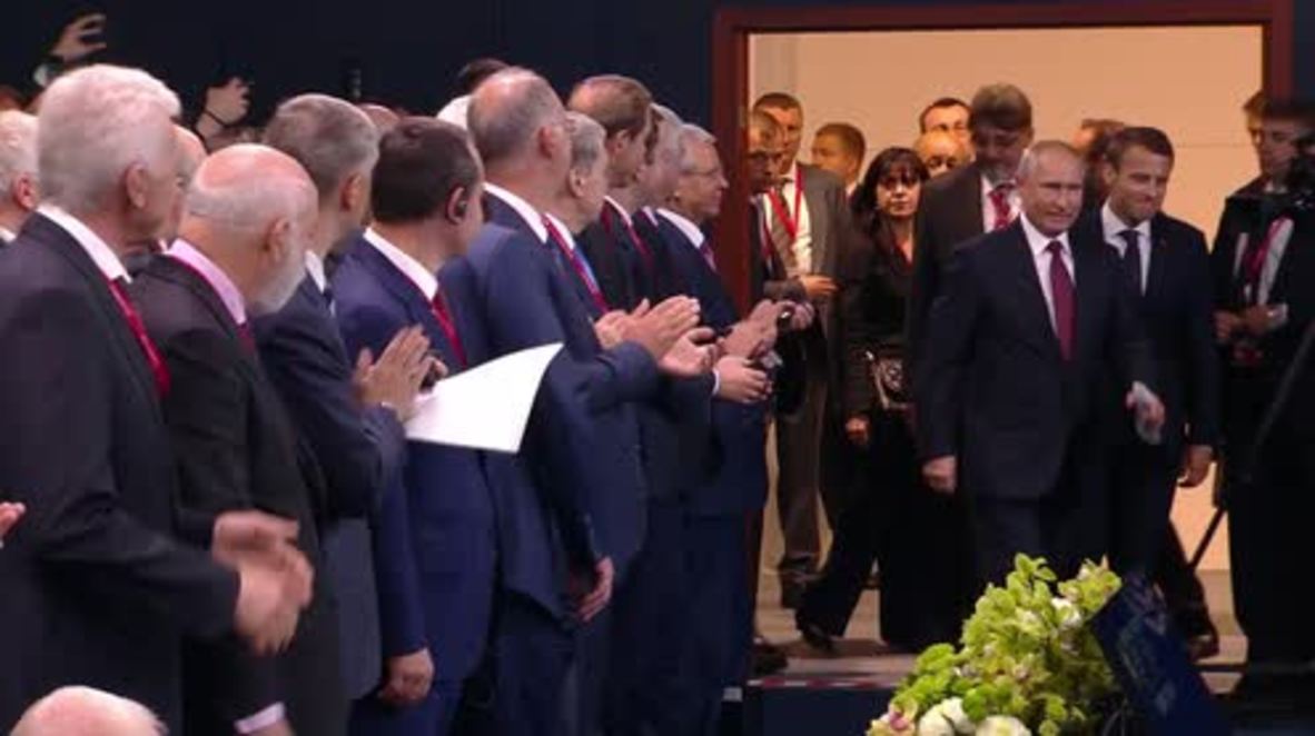 Russia: Putin receives French miniature gift during SPIEF panel