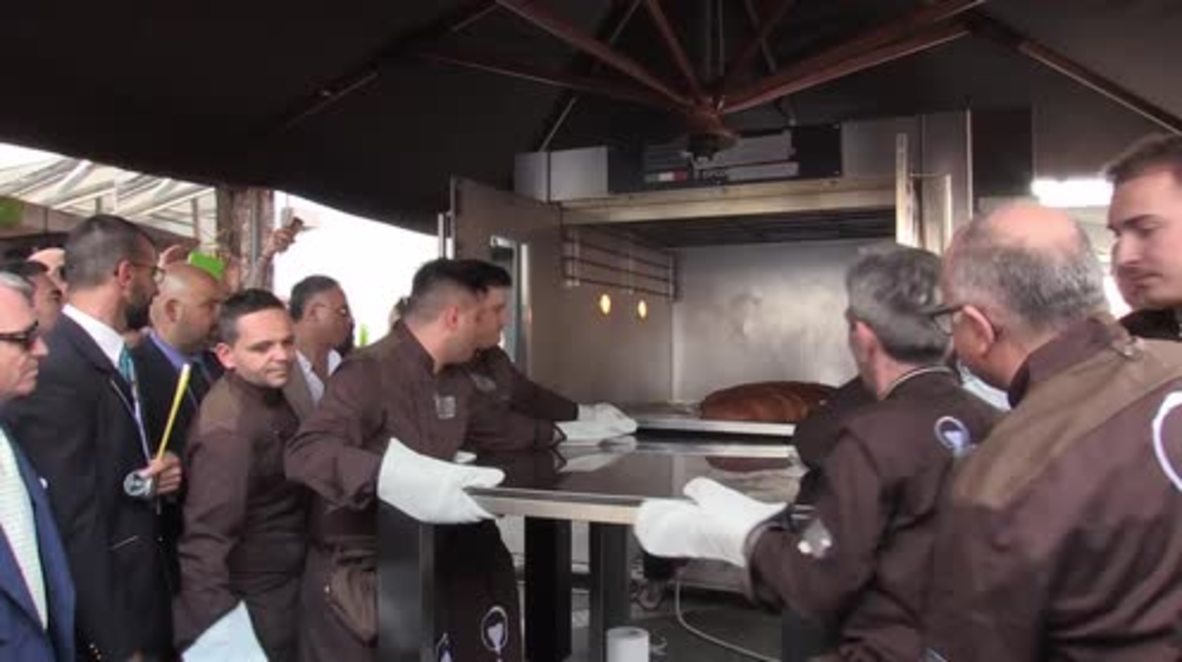 Supersized 'sfogliatella' pastry breaks records in Naples
