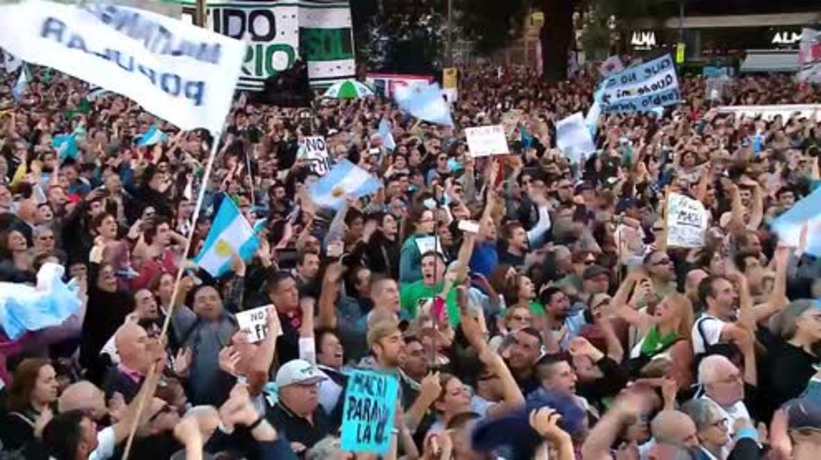 Argentina: Thousands protest government negotiations with IMF