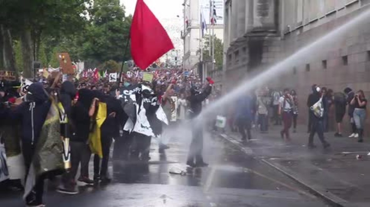 France: Water cannons drench anti-Macron protesters in Nantes