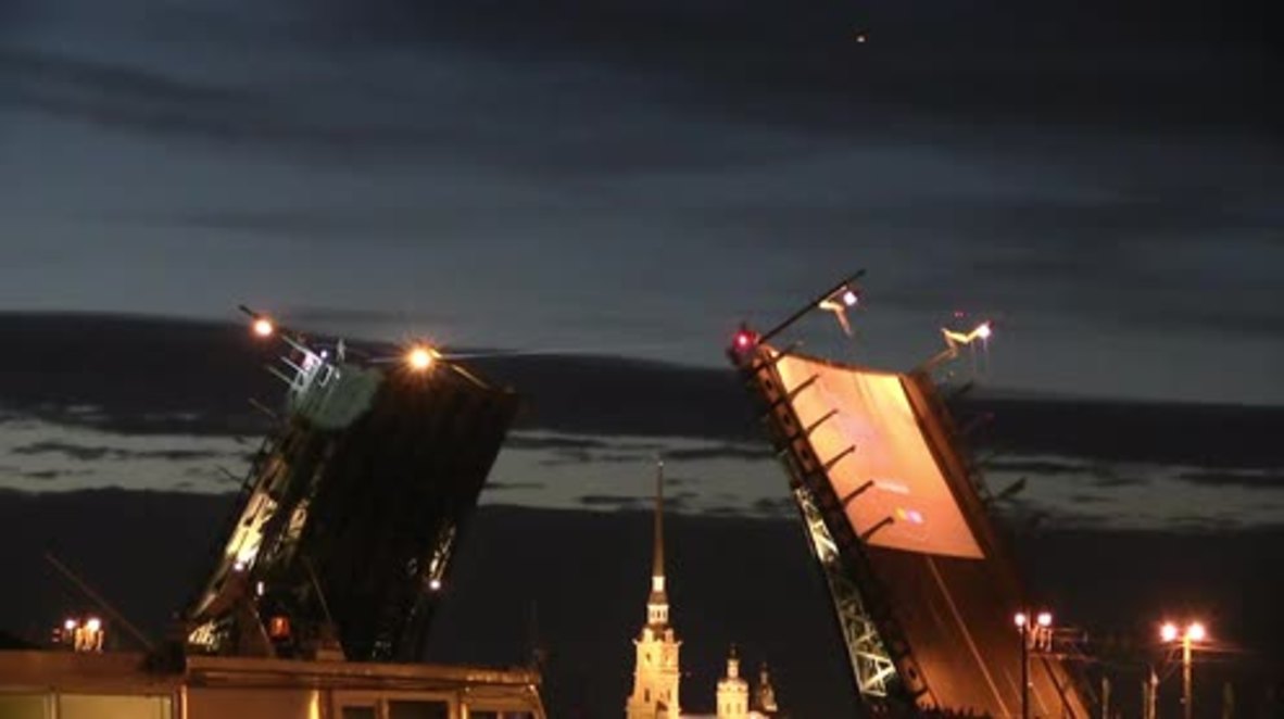 Daredevil amazes St. Petersburg with TIGHTROPE WALK over Neva River