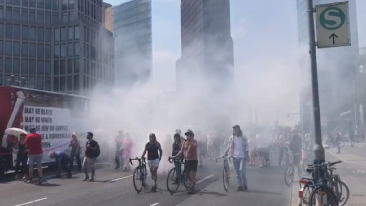Germany: Counter protesters smoke out far-right demo in Berlin