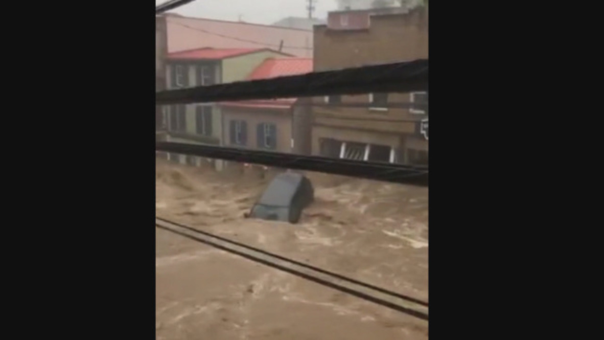 EE. UU.: Calle principal de Ellicott City inundada por las inundaciones que azotan Maryland