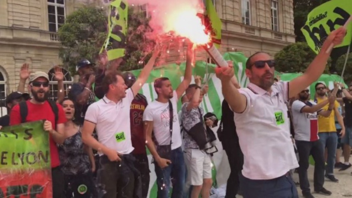 Francia: Arden bengalas durante la huelga ferroviaria en el exterior del Palacio de Luxemburgo