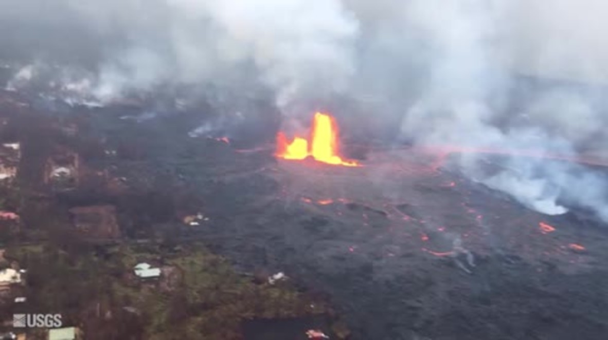 USA: Fountain of lava bursts forth from Kilauea's fissure 8