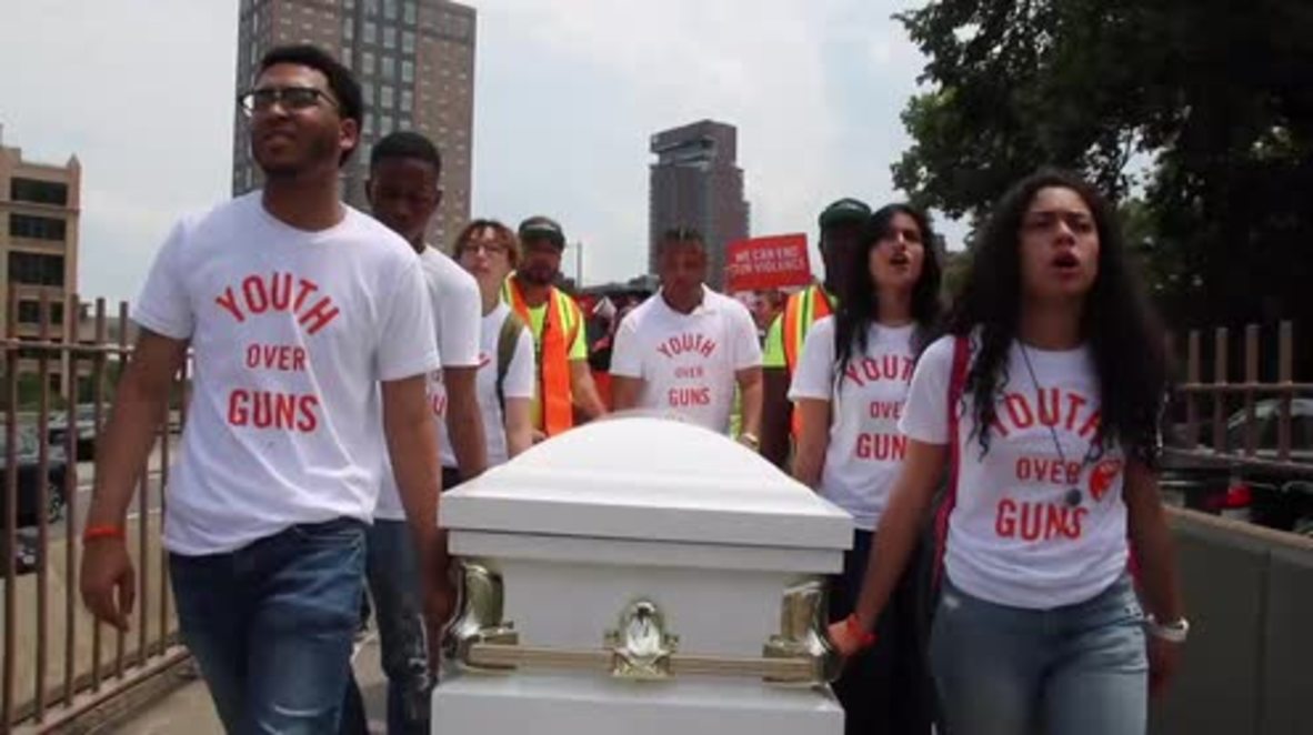 USA: Gun control march occupies Brooklyn Bridge