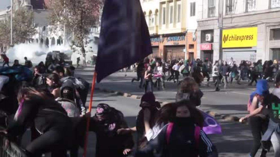 Chile: Water cannons drench 15,000-strong feminist march in Santiago
