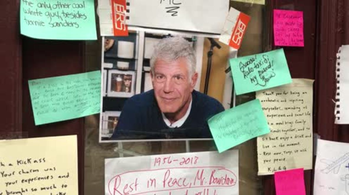 USA: Tributes outside Bourdain's NYC restaurant after suicide news
