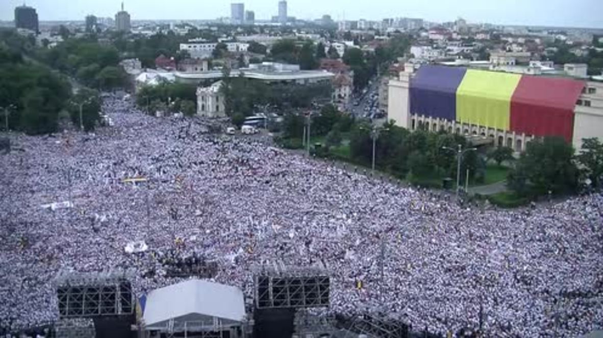 Romania: Govt. supporters flood Bucharest to protest anti-corruption prosecutors