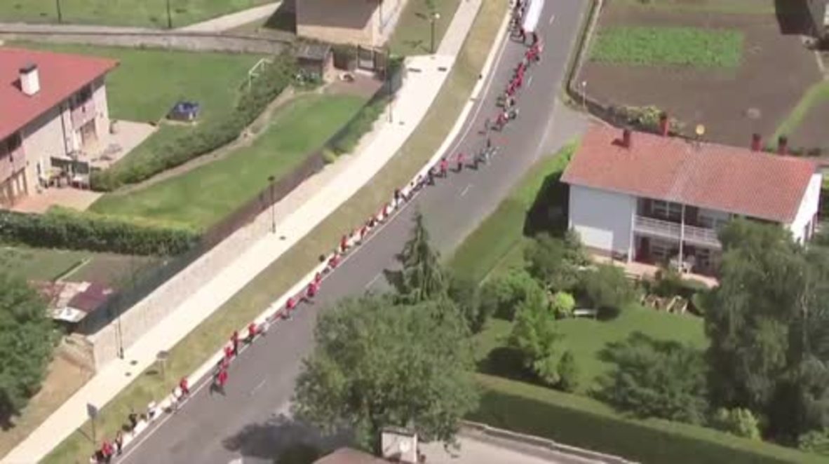 España: Miles de personas forman una cadena humana de 202 kilómetros para pedir un referéndum de independencia en el País Vasco