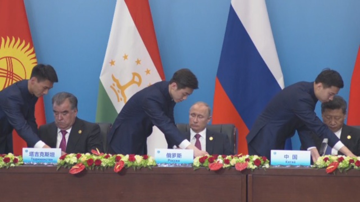 NSYNC! Synchronised Chinese officials might be the most satisfying thing you'll see all day