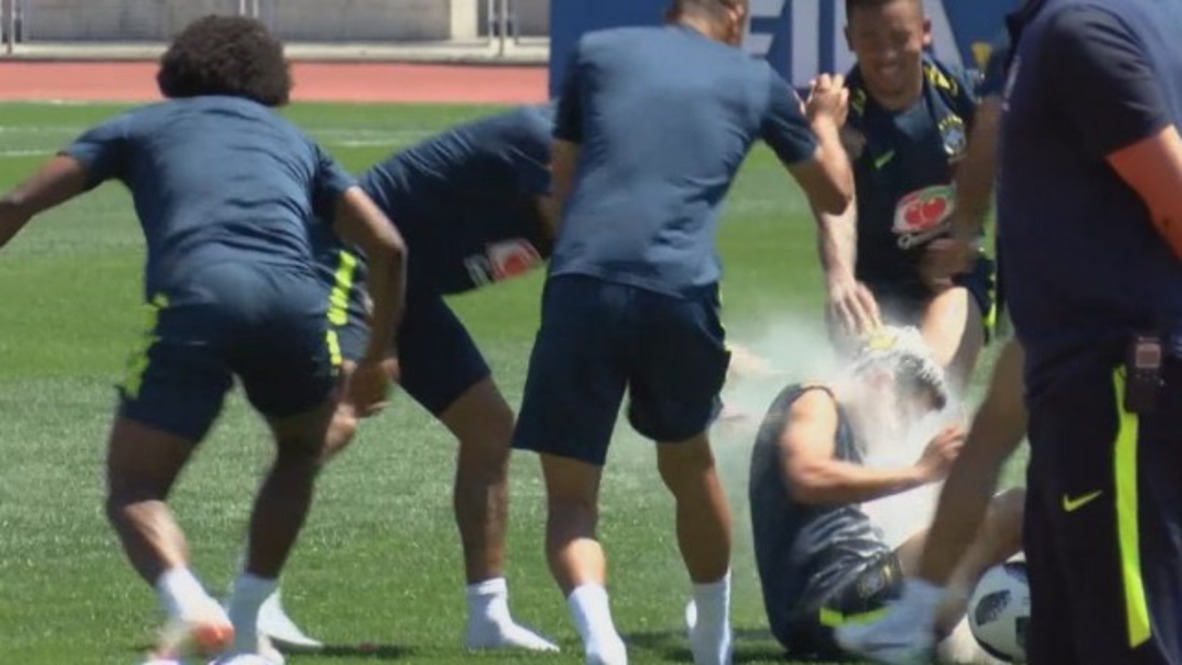 Rusia: Neymar cubre de huevos y harina al "cumpleañero" Coutinho tras el entrenamiento de la selección brasileña
