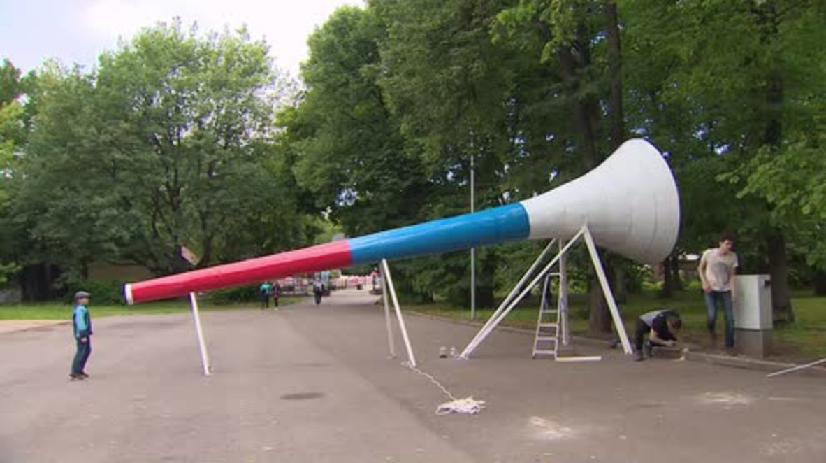 Rusia: Una enorme vuvuzela aparece en un parque de Moscú un día antes de la Copa del Mundo