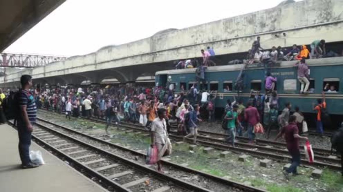 Bangladesh: Trains packed to bursting as thousands head home for Eid al-Fitr
