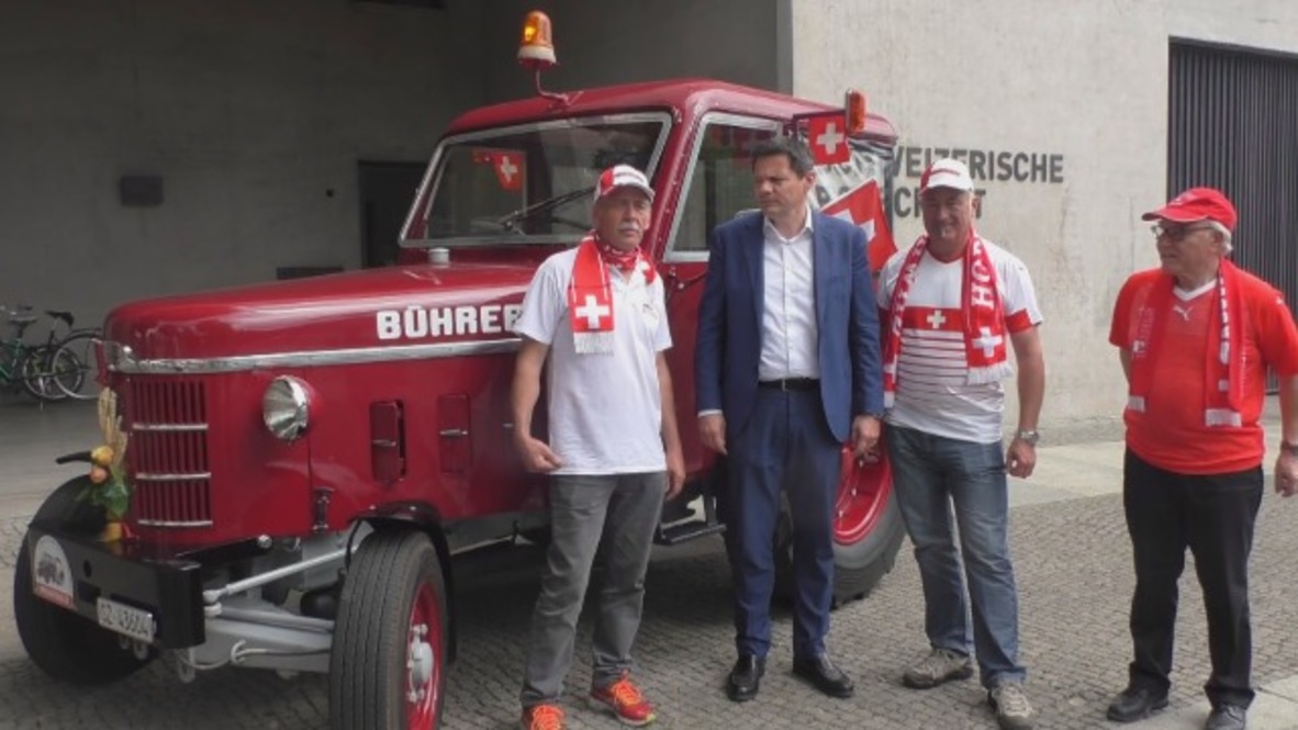 Alemania: Un grupo de aficionados del fútbol suizo se dirige al Mundial viajando en tractor