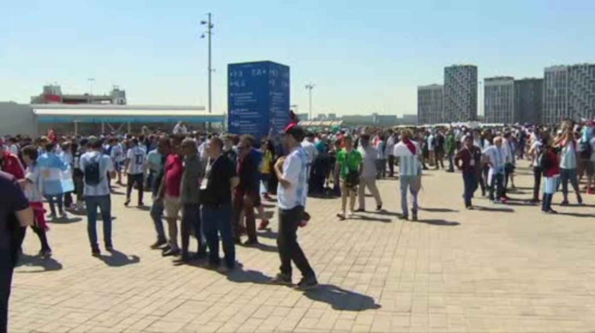 Rusia: Aficionados se reúnen fuera del estadio del Spartak antes del partido entre Argentina e Islandia