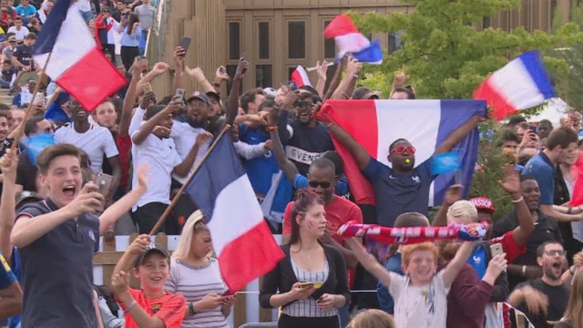 Francia: Los aficionados de París celebran la victoria de Francia sobre Australia