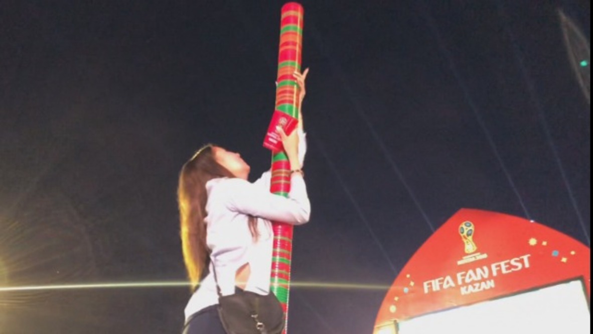Rusia: ¿La torre de Babel? Aficionados al fútbol de todo el mundo se unen para levantar una inmensa torre de vasos en el Fan Zone de Kazán