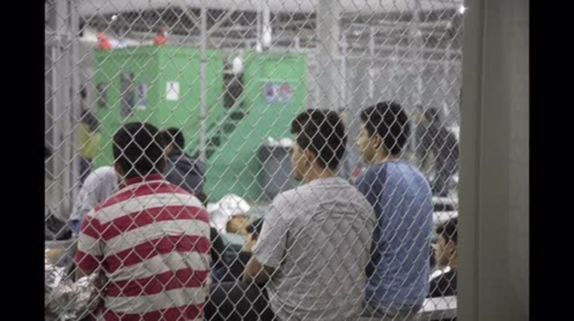 EE.UU.: Jóvenes inmigrantes son encerrados en jaulas y separados de sus familias en un centro de detención *FOTOGRAFÍAS*