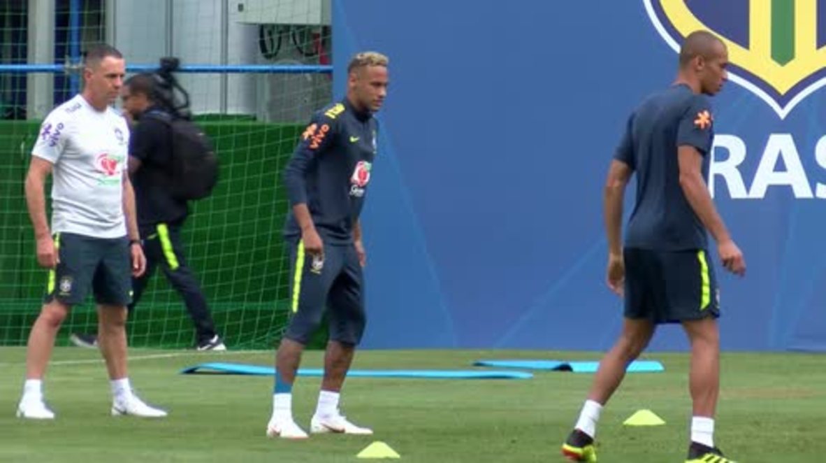 Rusia: Neymar abandona cojeando la sesión de entrenamiento con Brasil
