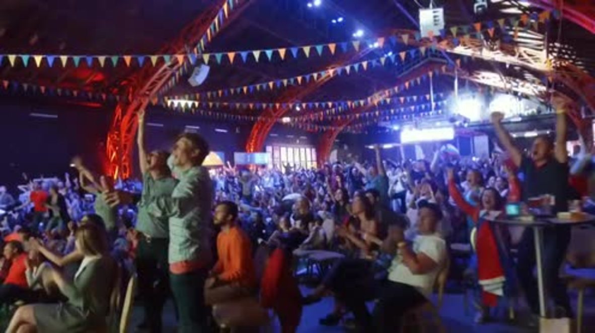 Rusia: Los Aficionados se regocijan cuando Rusia anota contra el equipo nacional de Egipto en San Petersburgo