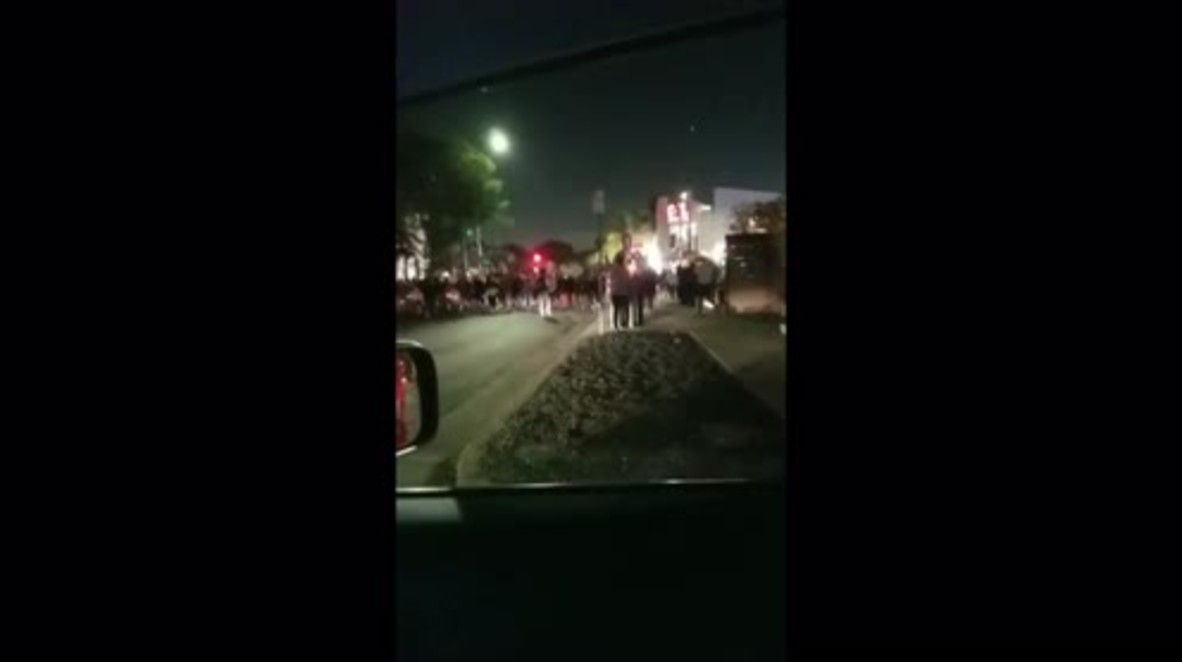 EE.UU.: La policía dispersa a las multitudes que homenajeaban al rapero asesinado XXXTentacion en Los Ángeles