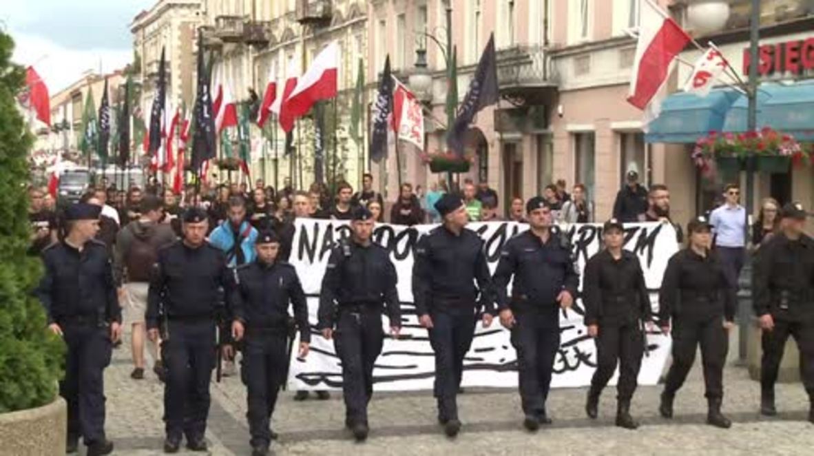 Poland: Police remove counter-protesters as nationalists march through Radom