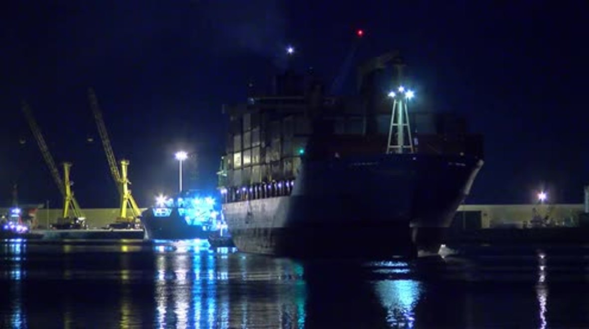 Italia: Los refugiados rescatados por el carguero danés finalmente logran llegar a tierra en Sicilia
