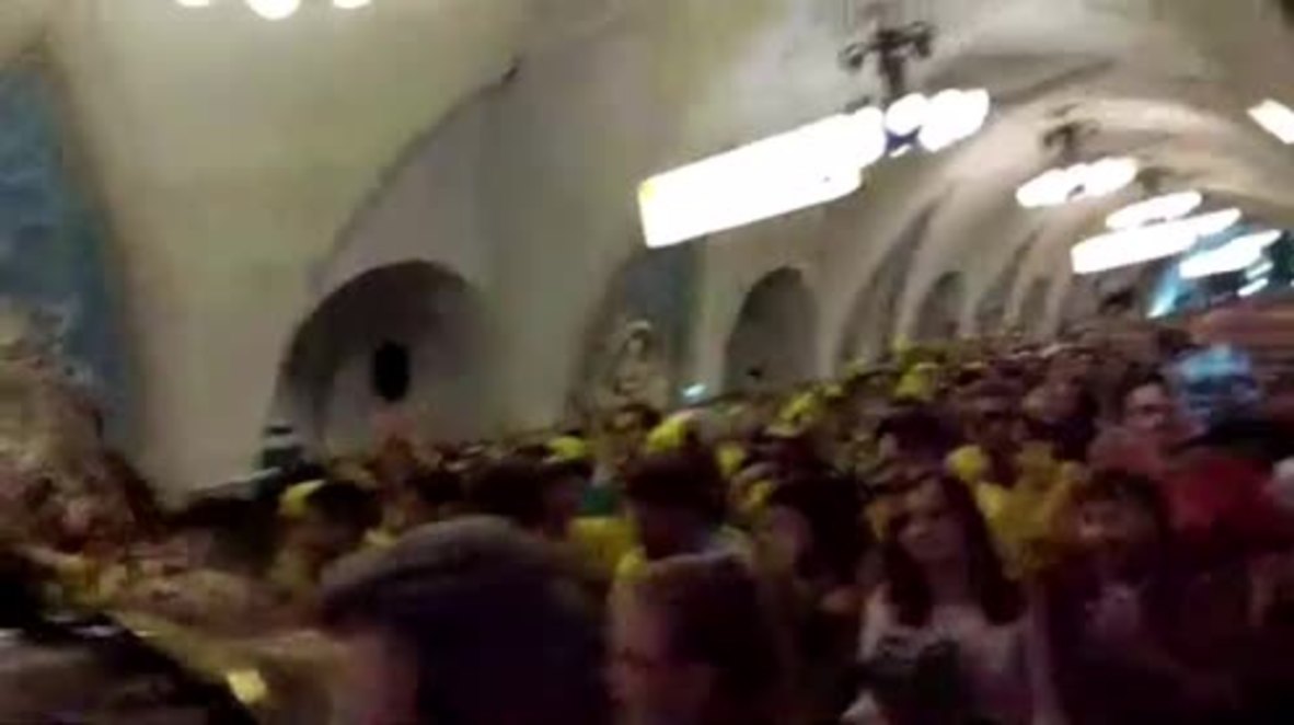 Rusia: Hinchas de Brasil llevan a Samba al metro de Moscú antes del partido con Serbia