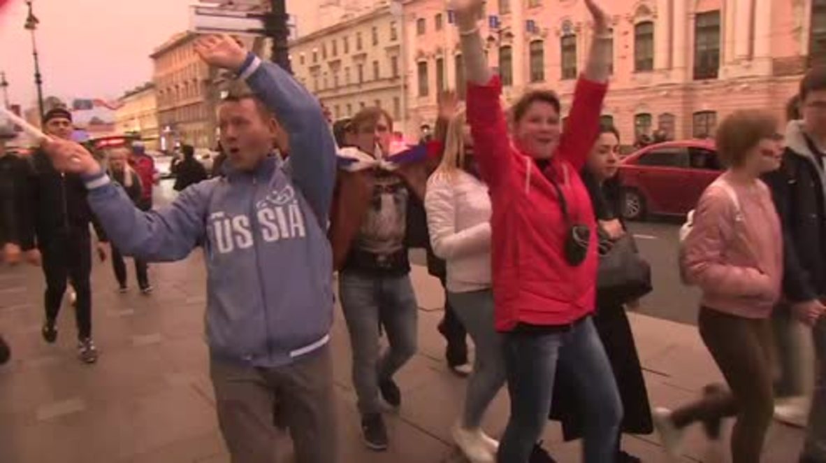 Russia: Muscovites bathe in dramatic victory over Spain