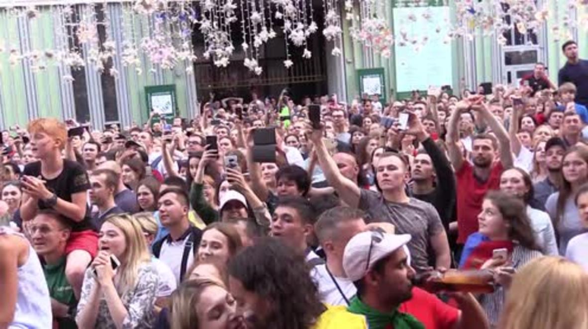 Rusia: "¡No nos lo esperábamos!" - Los hinchas rusos toman el centro de Moscú tras su clasificación para cuartos de final