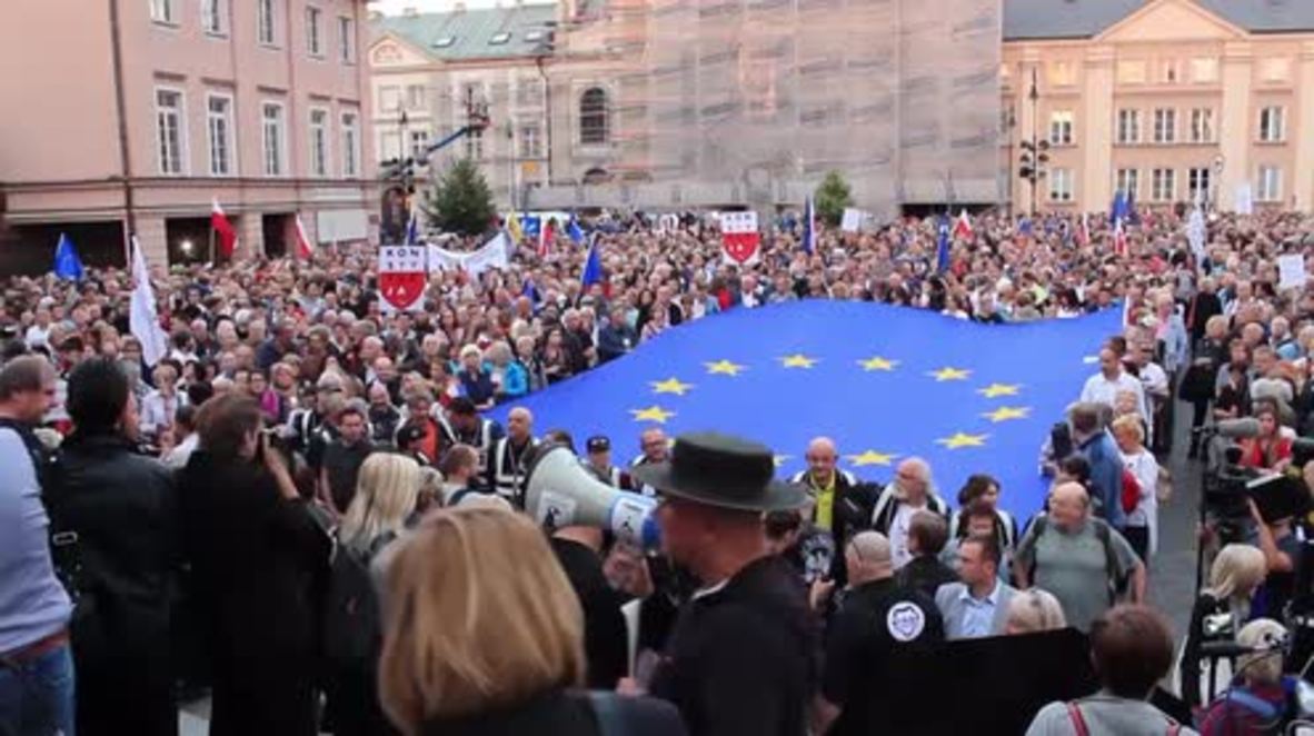 Poland: Thousands protest in Warsaw as govt. forces Supreme Court judges to retire