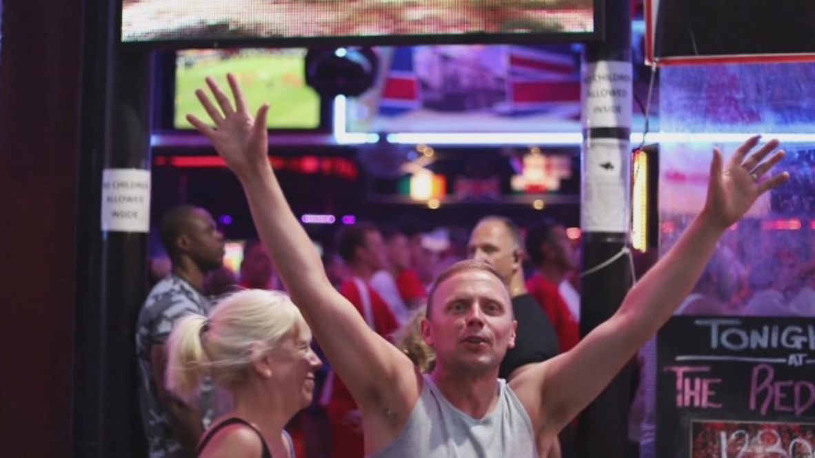 España: La "Pequeña Inglaterra" de Benidorm celebra la victoria sobre Colombia en octavos de final