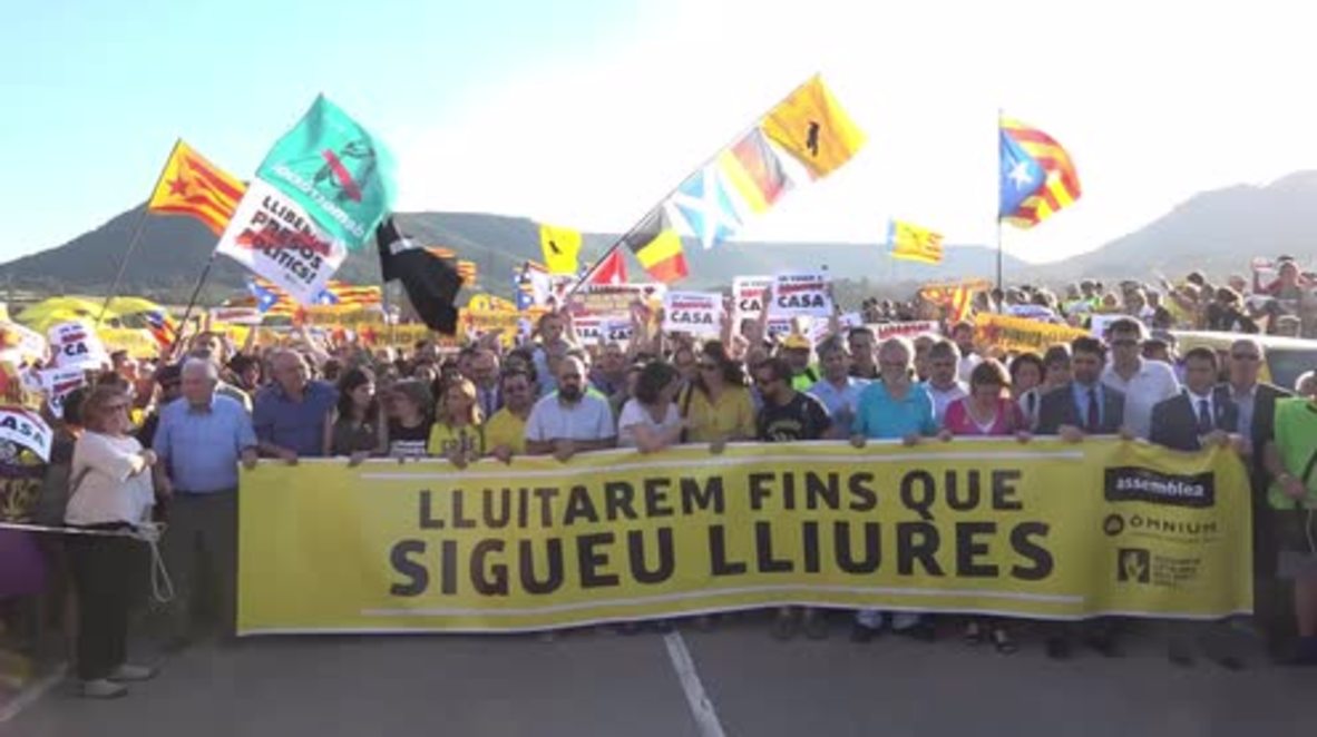 Spain: Protesters demand release of Catalan leaders after prison transfer