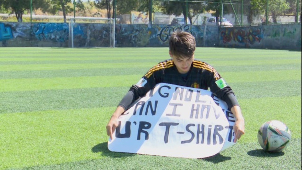 Yes you can! Belgian goalkeeper Mignolet gifts jersey to dedicated fan