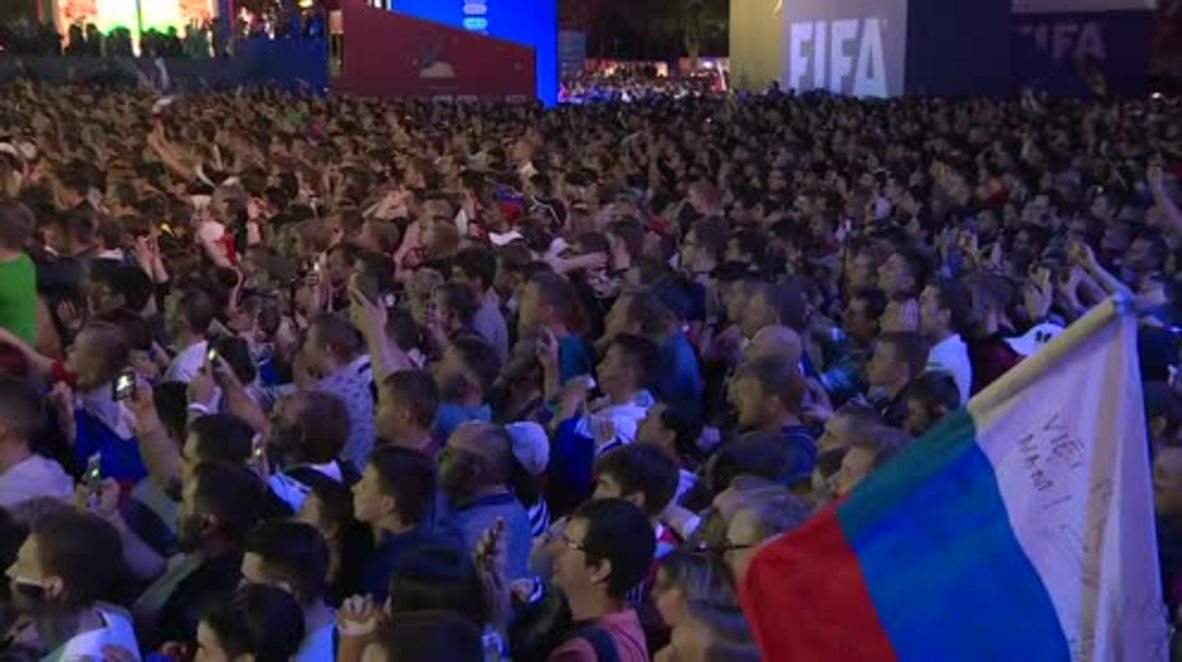 Rusia: Los aficionados rusos aplauden a su equipo tras la eliminación del Mundial