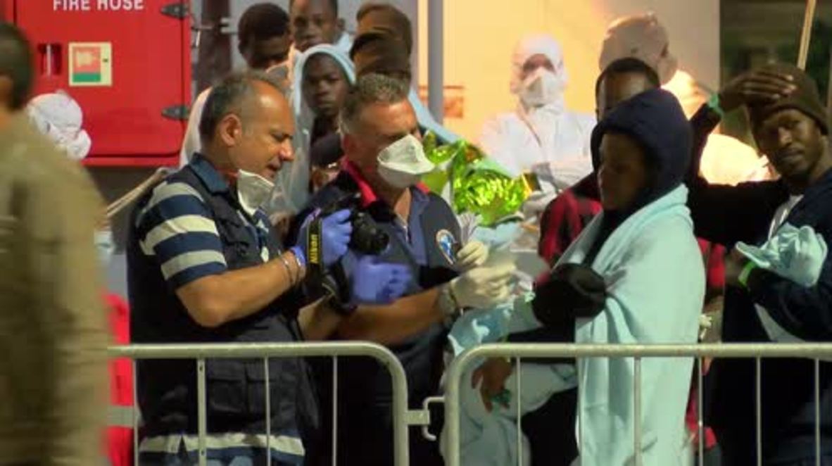 Italia: 106 migrantes llegan a Messina en barco