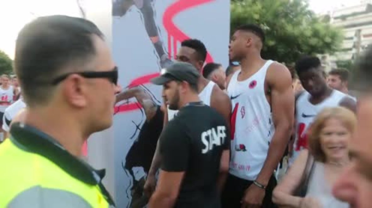 Grecia: Los hermanos Antetokounmpo vuelven a su barrio de Atenas para participar en un evento benéfico