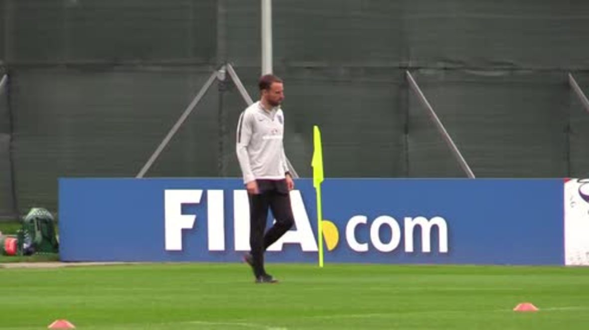 Rusia: La selección inglesa realiza un curioso ejercicio de a-pollo durante su entrenamiento