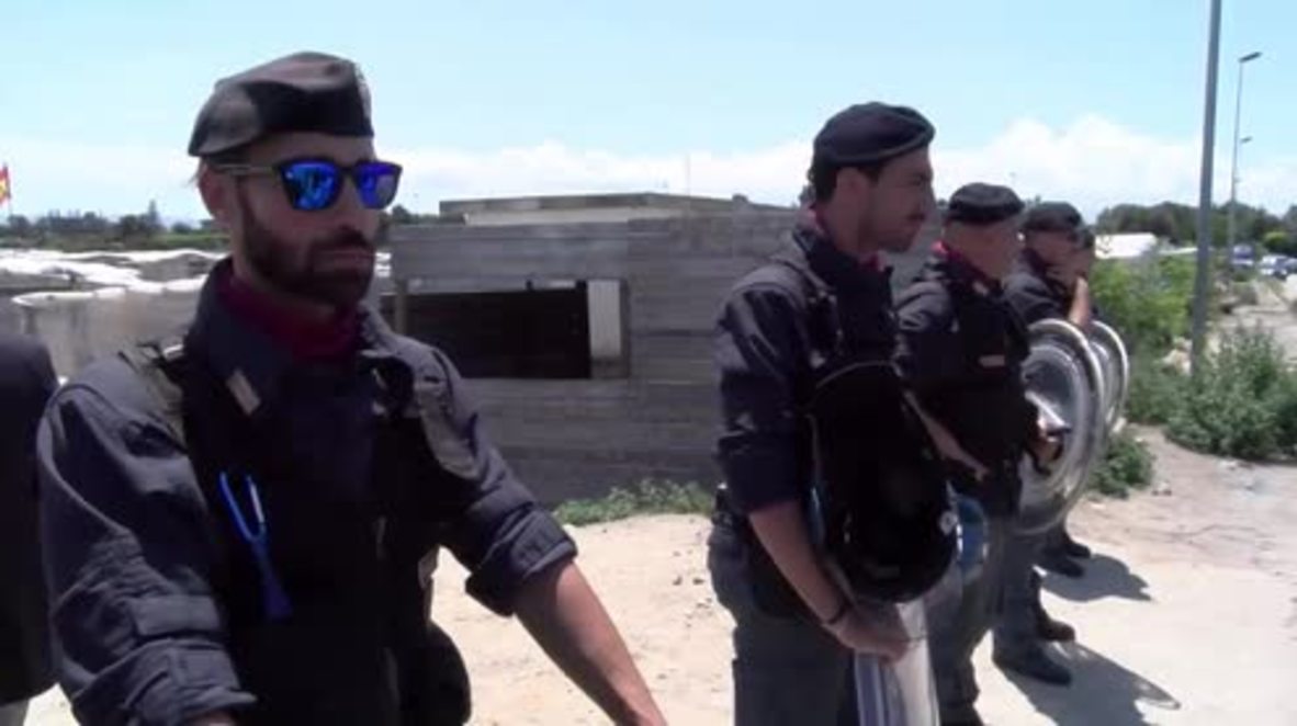 Italy: Salvini visits migrant tent village in San Ferdinando