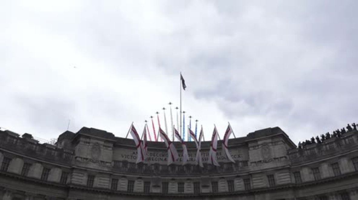 Reino Unido: Un centenar de aeronaves sobrevoló el palacio de Buckingham para celebrar el centenario de la flota de la RAF