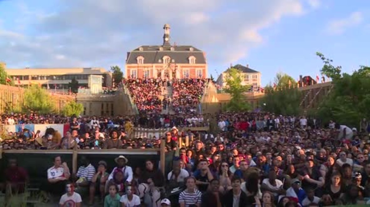 France: Parisians celebrate Les Bleus in World Cup final