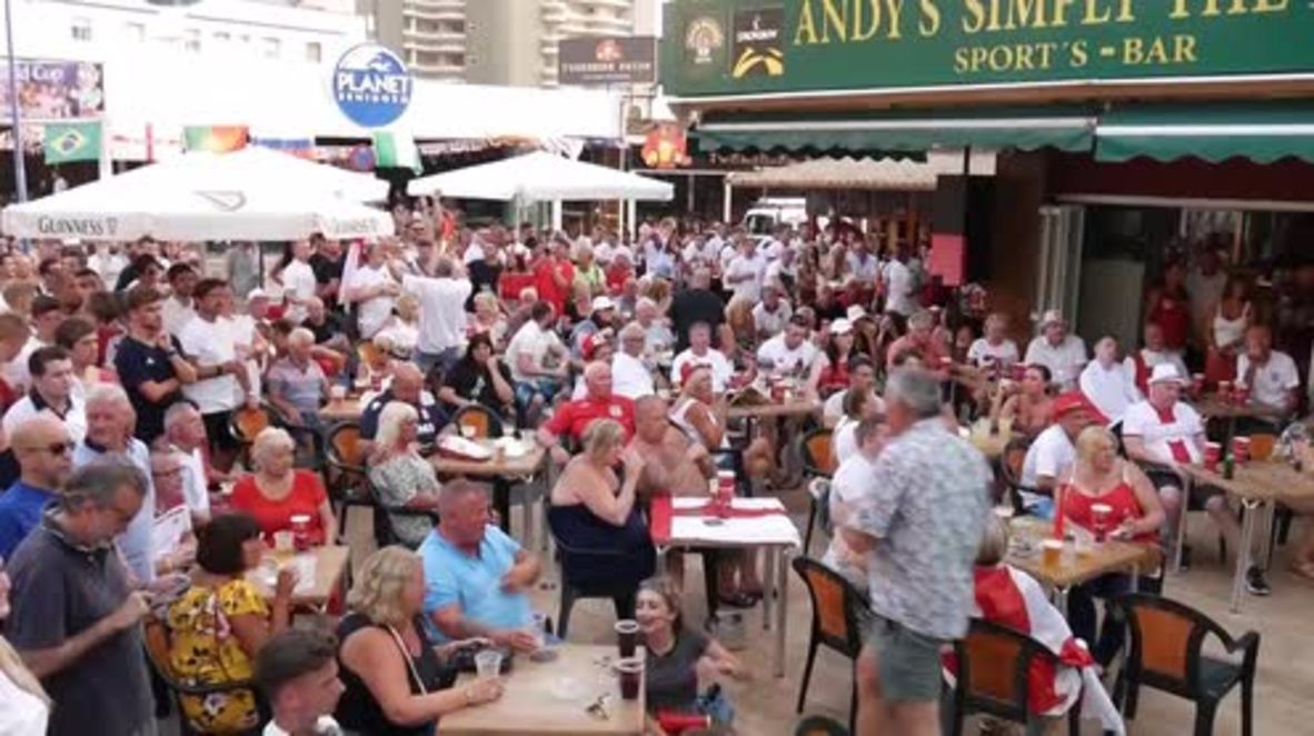 España: La "Pequeña Inglaterra" de Benidorm queda sumida en la desazón tras la eliminación de Inglaterra del Mundial