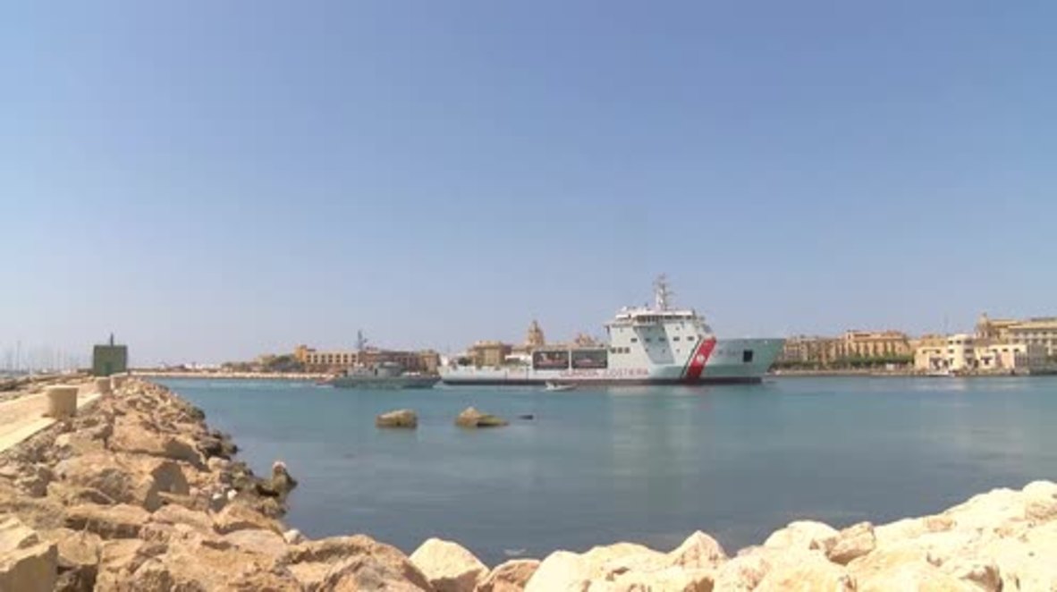 Italia: Guardacostas con unos refugiados atraca en Sicilia