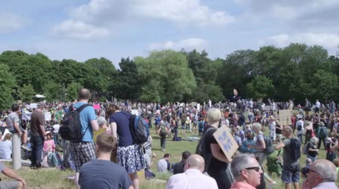 UK: 10,000 protest at Holyrood against Trump's Turnberry golf getaway