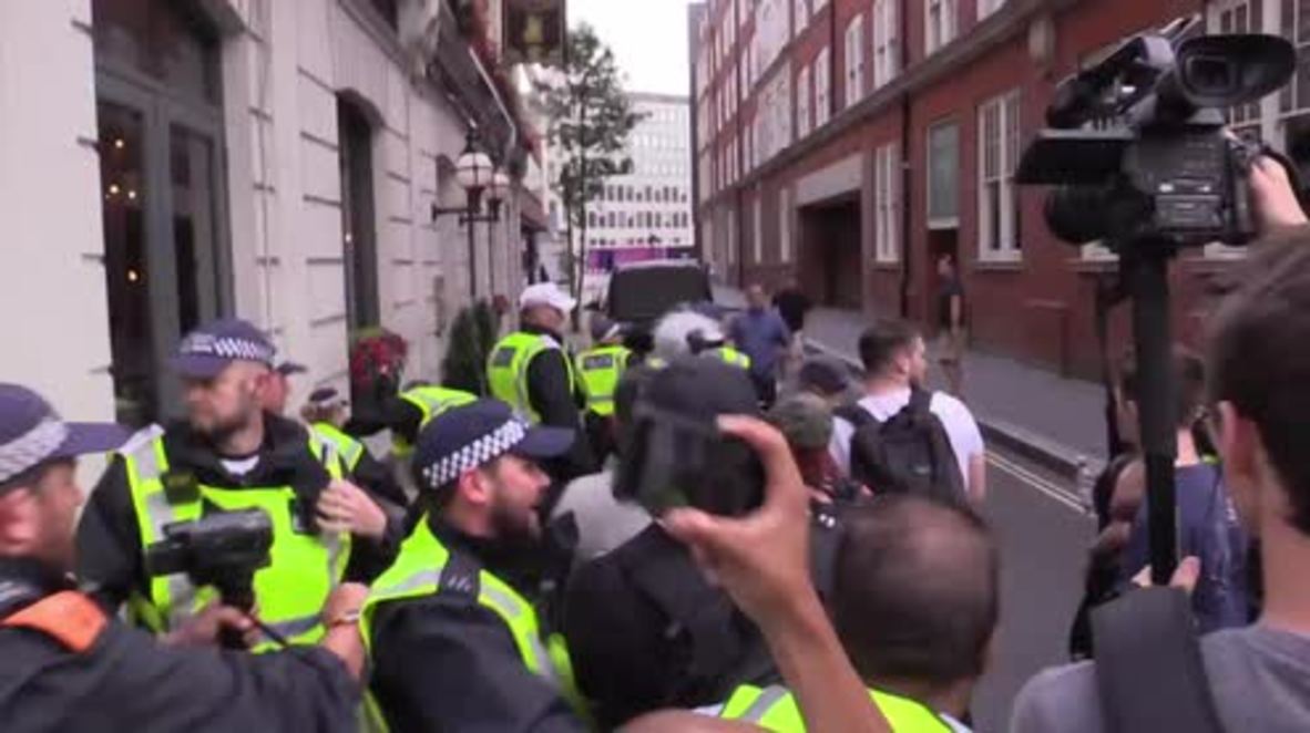UK: Police forced to separate Antifa and Tommy Robinson supporters