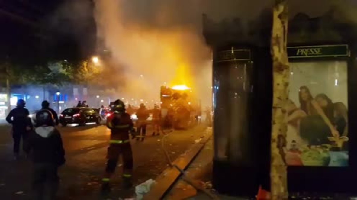 Francia: Un quiosco de prensa arde en París durante las violentas celebraciones tras la victoria en el Mundial