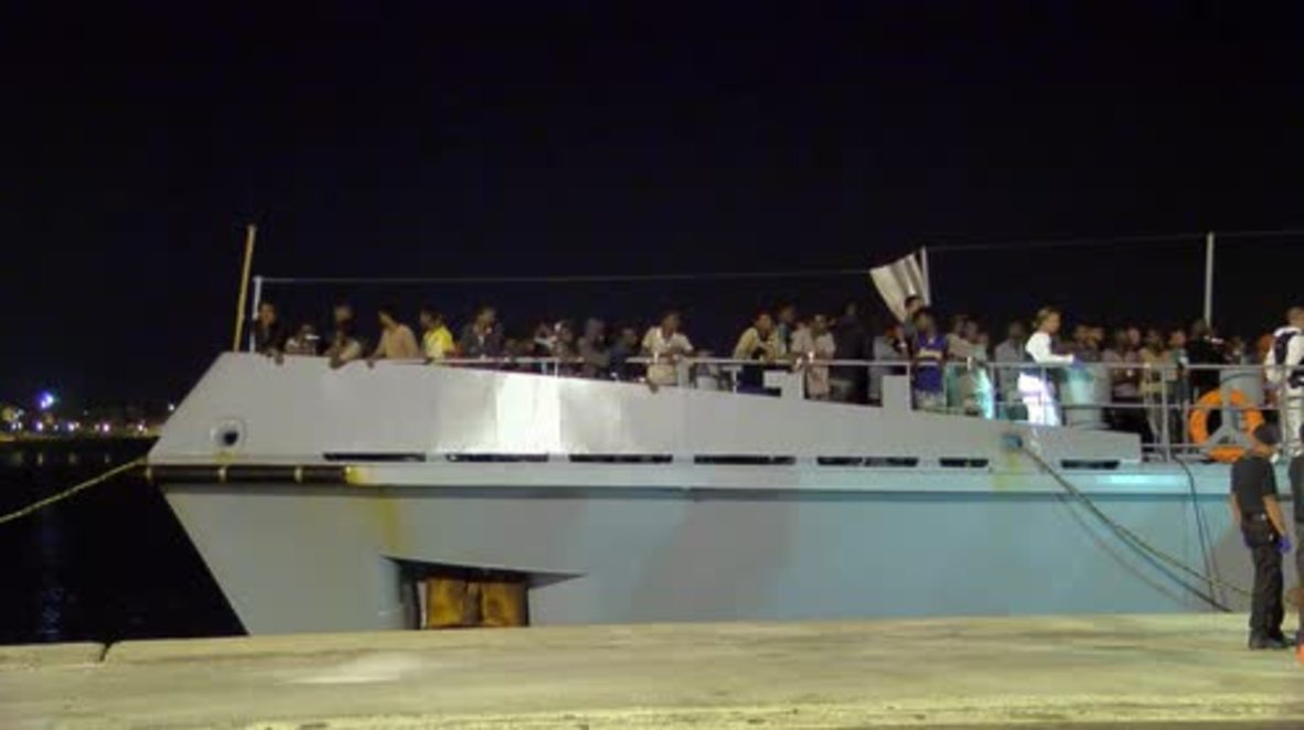 Italia: Dos barcos con 450 inmigrantes a bordo atracan en Sicilia